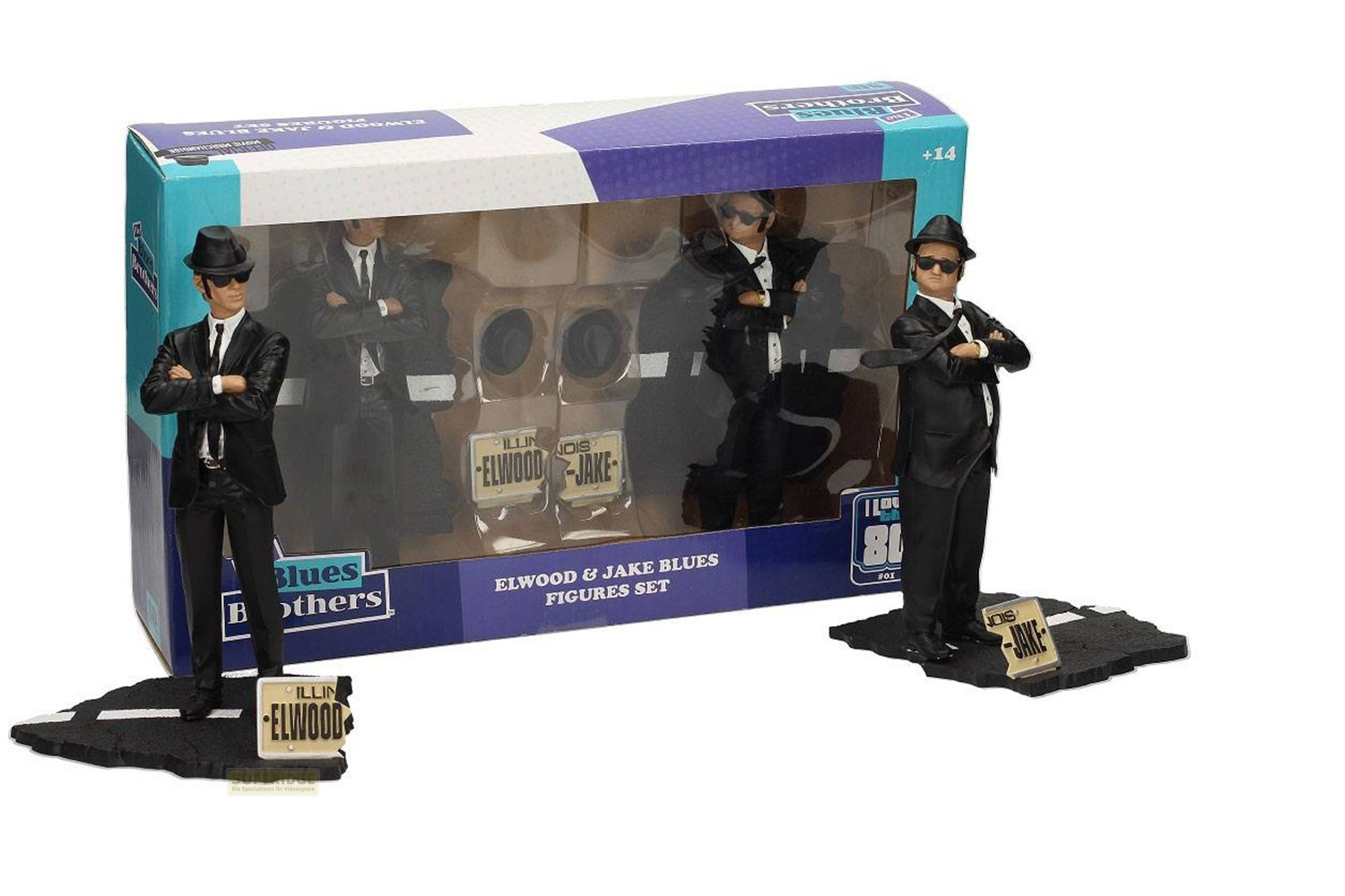 Set de figuras de acción de The Blues Brothers con Elwood y Jake con trajes negros, gafas de sol y sombreros ante el empaque.