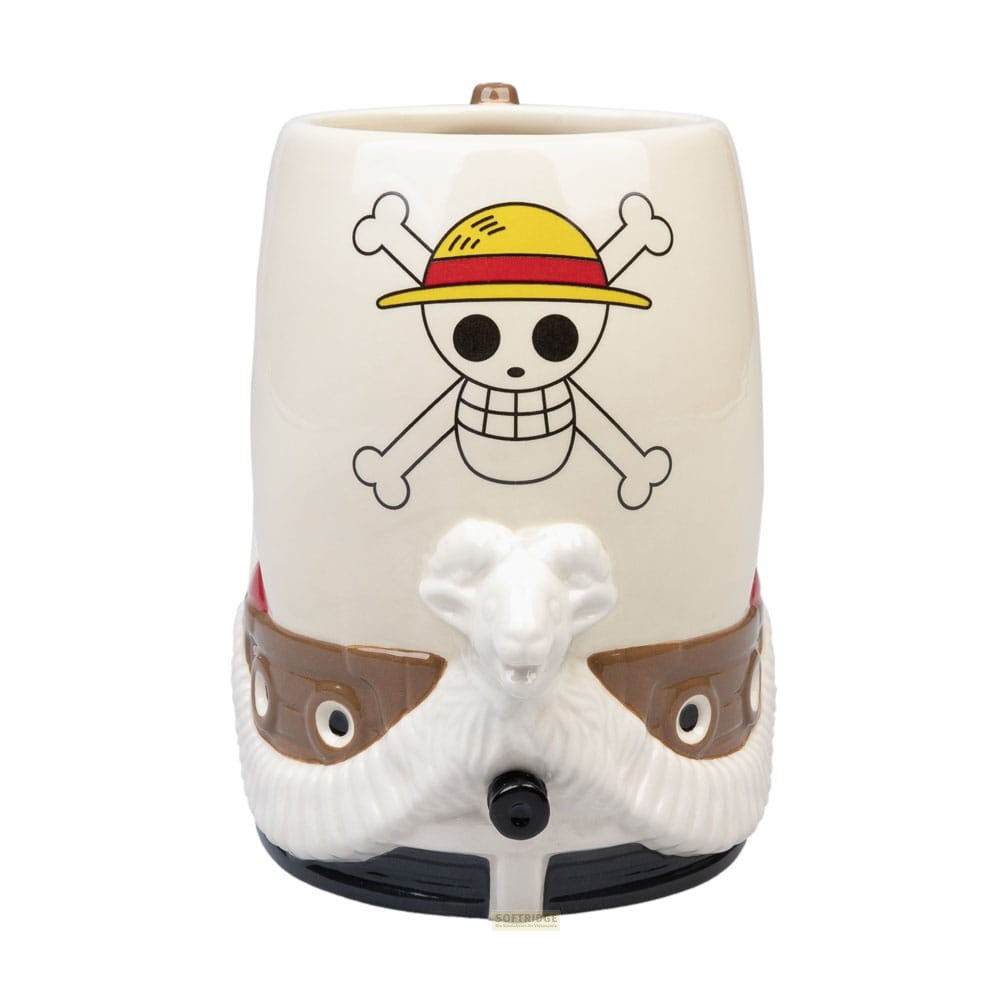 Una taza de cerámica blanca con el logotipo de calavera de One Piece y un carnero.