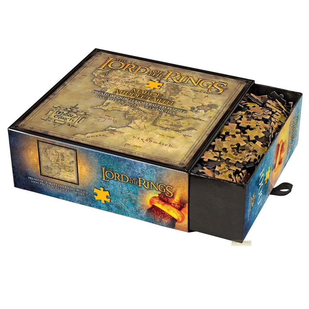 Eine offene Lord of the Rings Puzzlebox zeigt eine Karte von Mittelerde und lose Teile im rechten Fach.