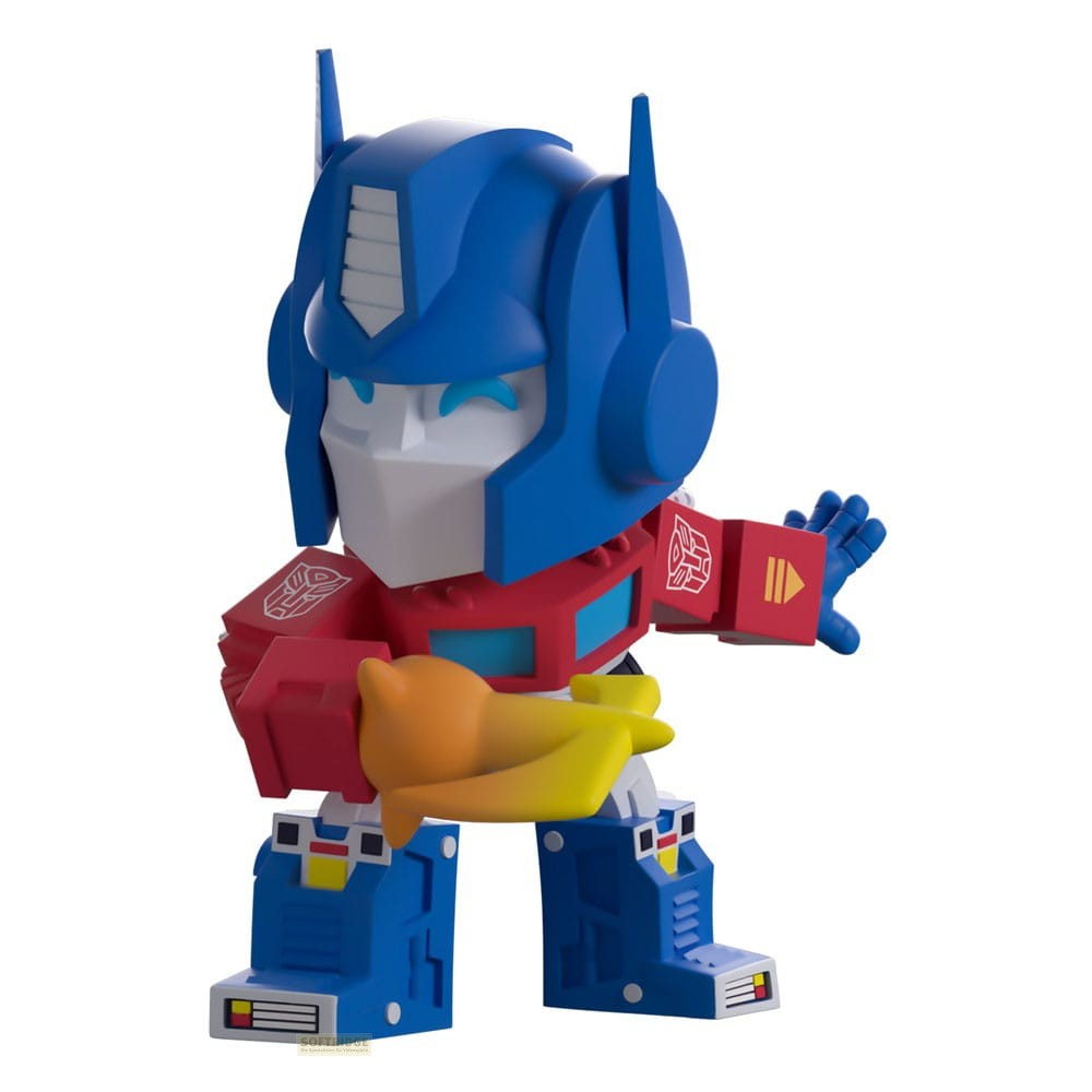 Una estatuilla estilizada de Optimus Prime en rojo, azul y blanco sostiene un arco amarillo sobre fondo blanco.