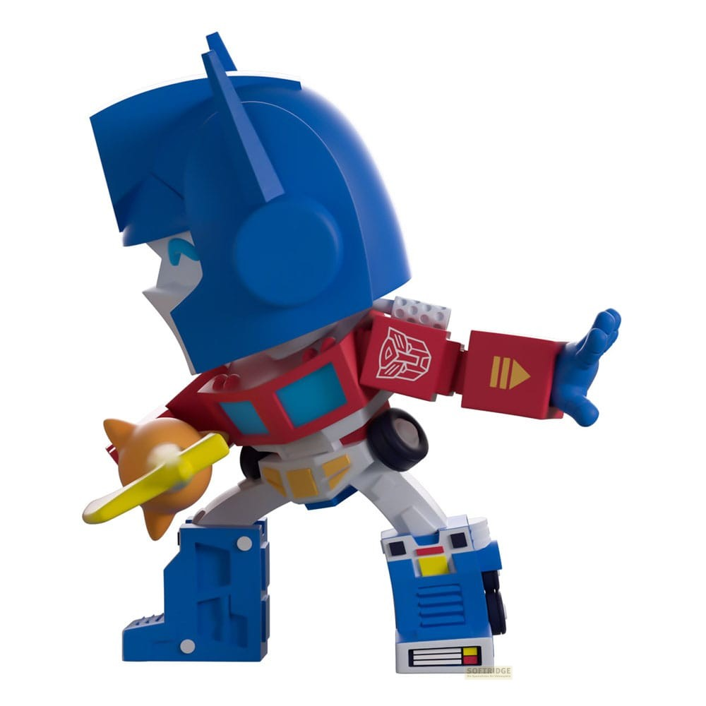 Una figura de acción estilizada de plástico de Optimus Prime en rojo, azul y blanco en pose dinámica.