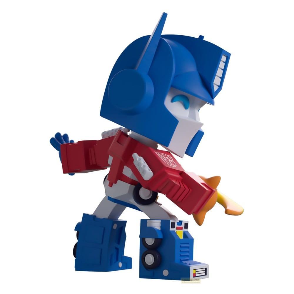 Una figura de robot estilizada en azul y rojo sosteniendo una espada amarilla sobre un fondo blanco.