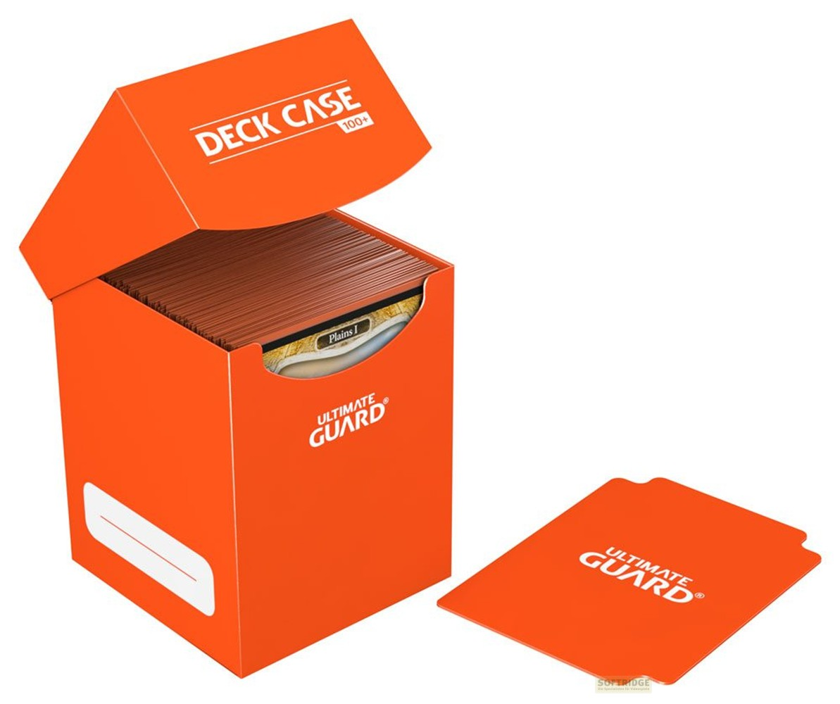 Une boîte de deck orange Ultimate Guard remplie de cartes, couvercle ouvert et un séparateur assorti à côté.