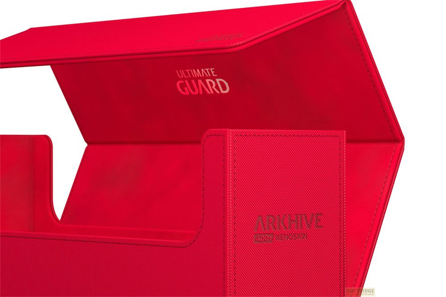 Un étui de deck Ultimate Guard Arkhive rouge vif avec le couvercle ouvert, tissu texturé et logos en relief.