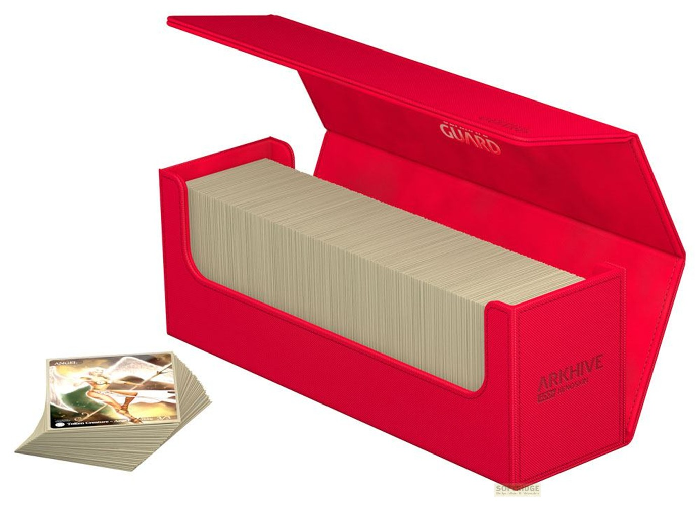 Une boîte de cartes rouge remplie de cartes claires, avec une pile plus petite à côté.
