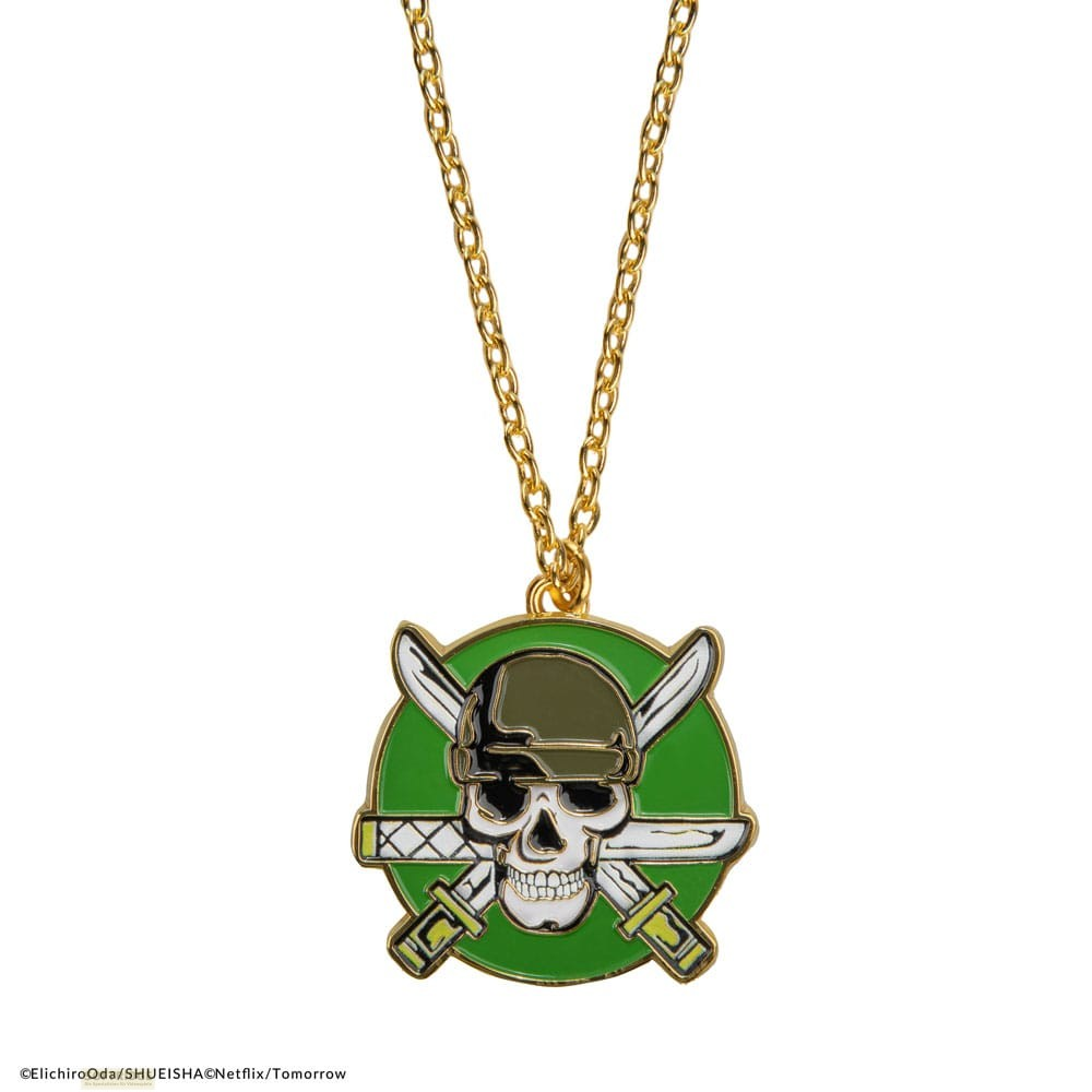 Una cadena de oro con un colgante verde redondo que muestra una calavera con casco y dos espadas cruzadas.