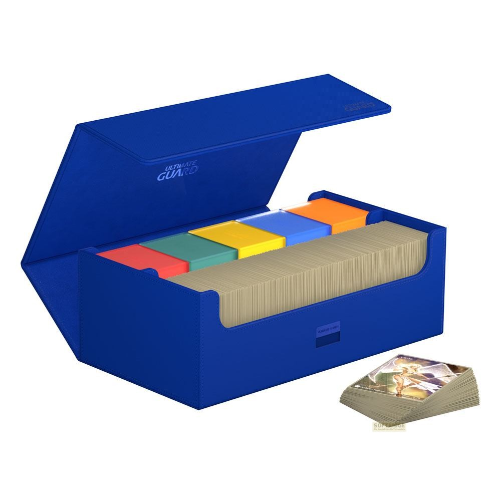 Une boîte de rangement bleue avec des boîtes de deck colorées et une pile de cartes.