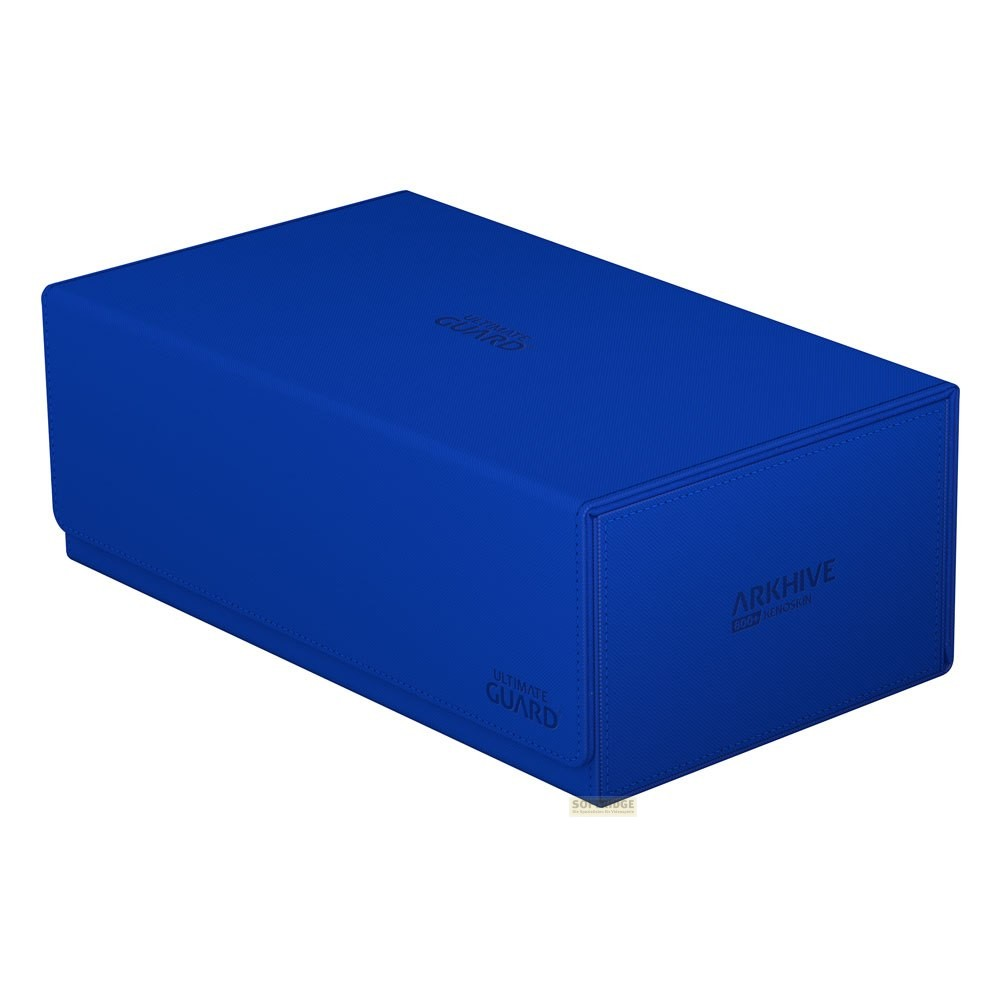 Une boite de rangement bleue Ultimate Guard Arkhive 800+ Xenoskin sur fond blanc.