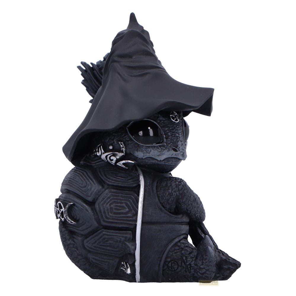 Una pequeña figura de dragón negro con un gran sombrero de bruja y caparazón de tortuga sobre fondo blanco.
