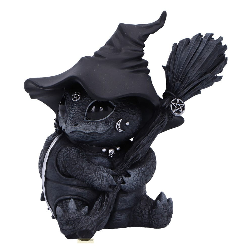 Una estatuilla de dragón negro con disfraz de bruja, sombrero puntiagudo y escoba sobre fondo blanco.