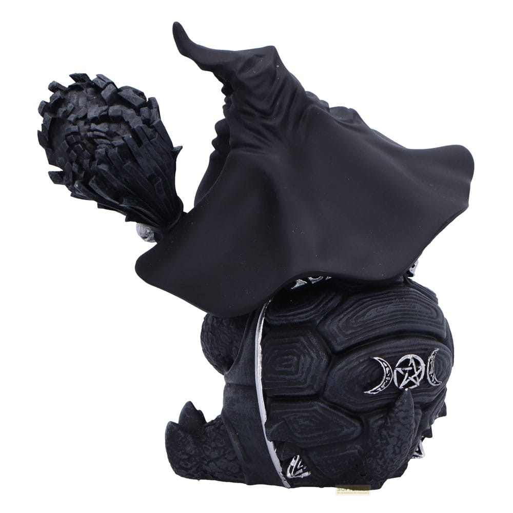 Una estatuilla de tortuga dragón negra con sombrero de bruja y escoba.