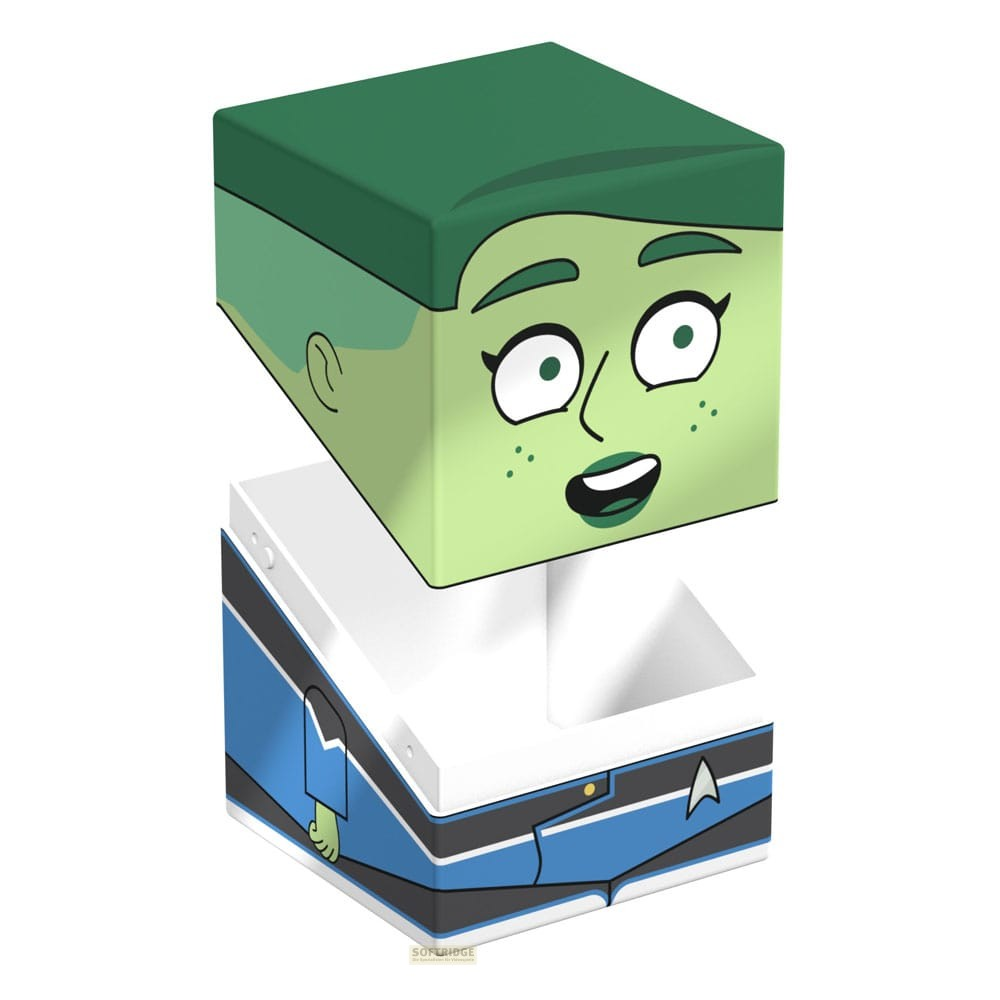 Un personnage vert de dessin animé en cube de papier portant un uniforme bleu sur fond blanc.