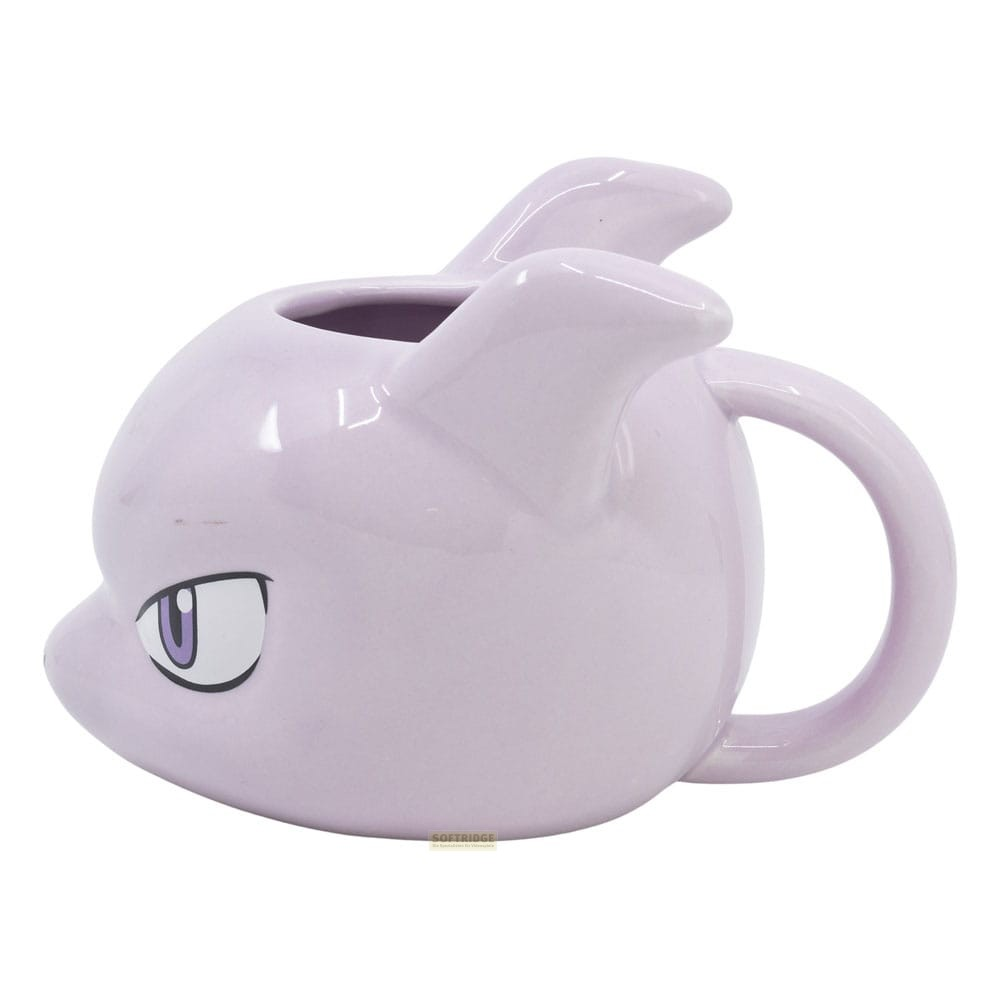 Una taza de cerámica morada clara con orejas y ojos impresos, con forma de cabeza de Pokémon sobre fondo blanco.
