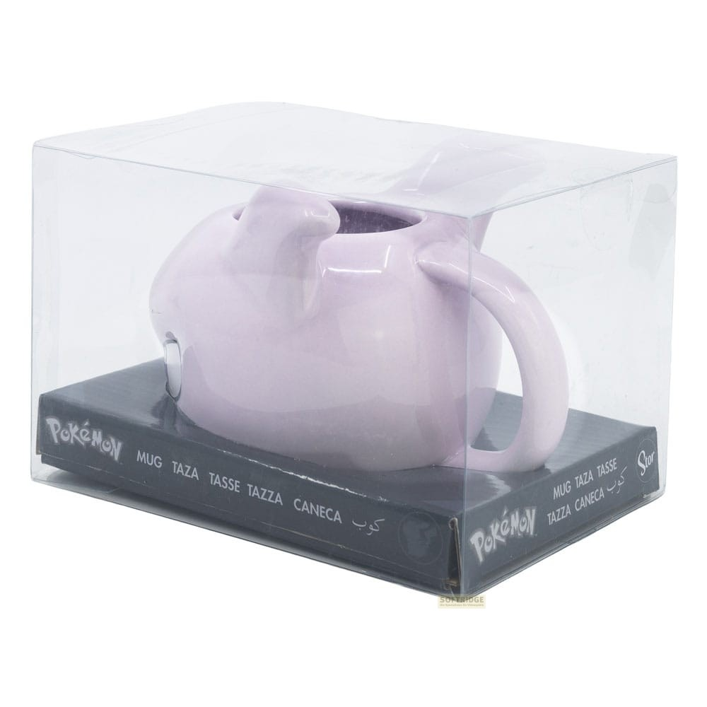 Una taza de cerámica de Pokémon de color lila claro con forma de personaje, dentro de una caja de plástico transparente.