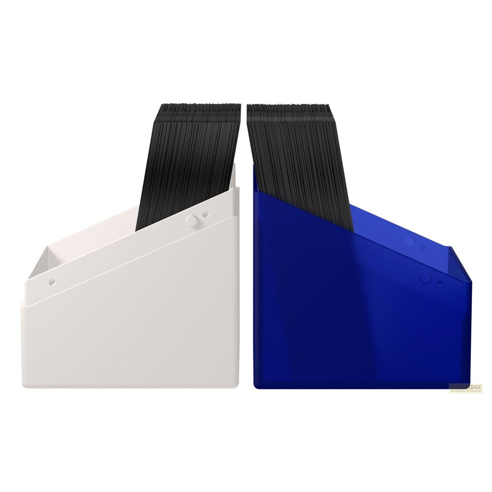 Deux porte-documents en plastique blanc et bleu remplis de dossiers noirs empilés sur fond blanc.