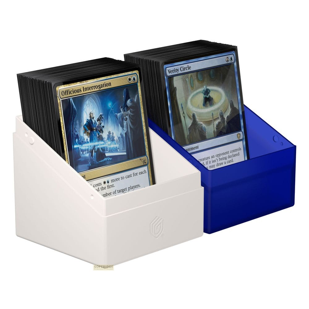 Deux boîtes de cartes en plastique blanc et bleu, remplies de cartes à collectionner.