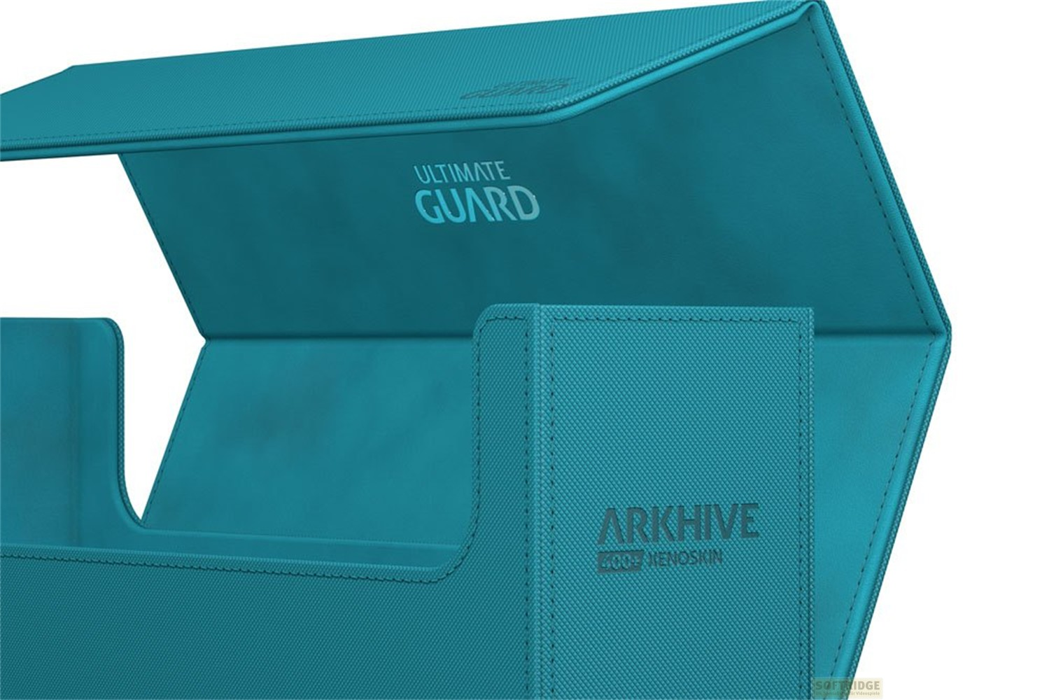 Une boîte de rangement de cartes turquoise Ultimate Guard Arkhive avec couvercle ouvert.