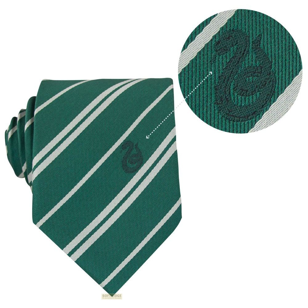 Corbata verde con rayas diagonales blancas y un pequeño escudo de serpiente bordado.