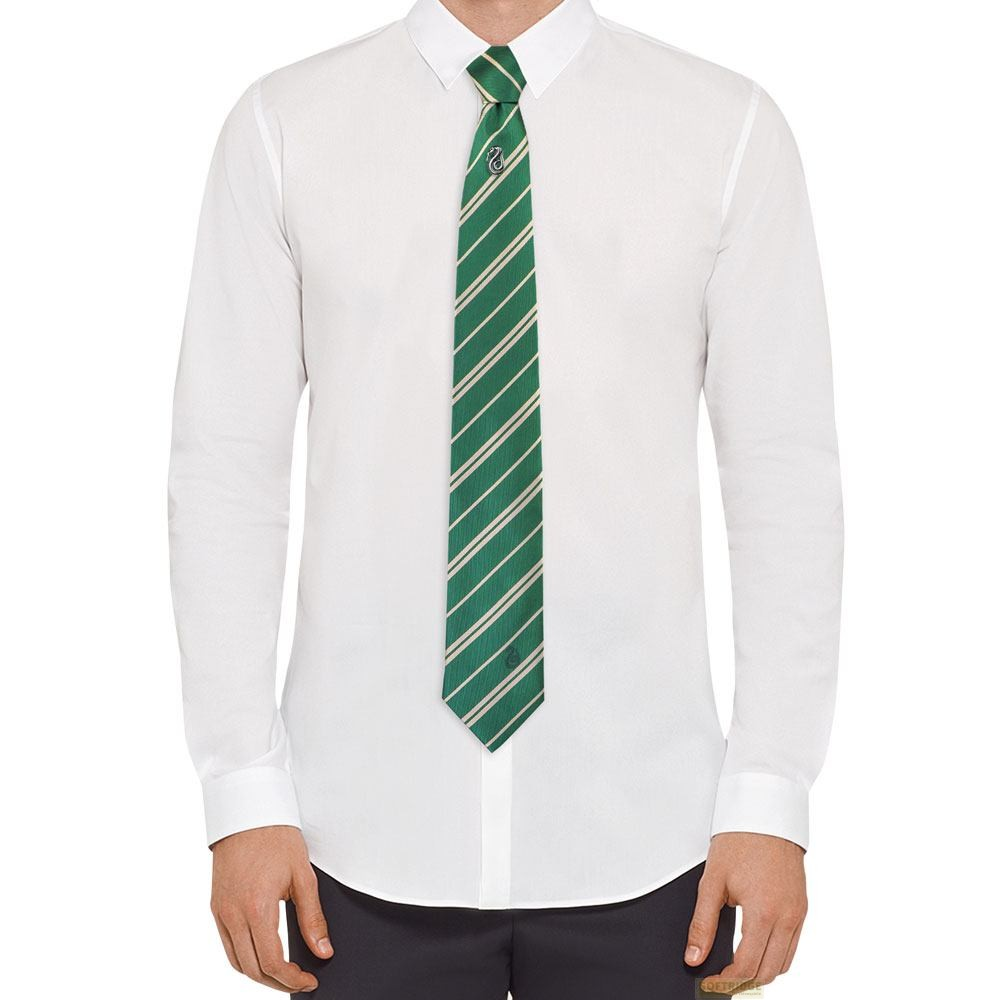 Una persona que viste una camisa blanca y una corbata a rayas verdes y blancas.