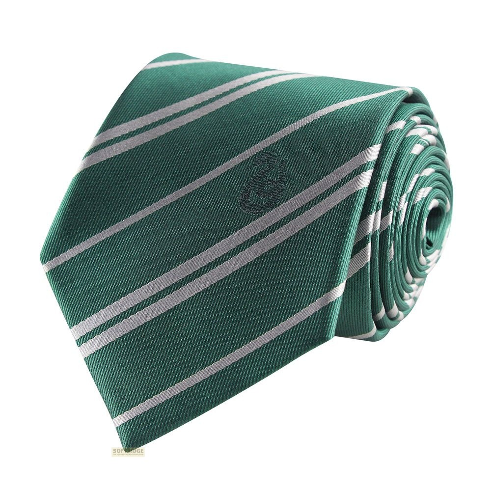 Una corbata verde enrollada con rayas diagonales plateadas y un logotipo de escudo.