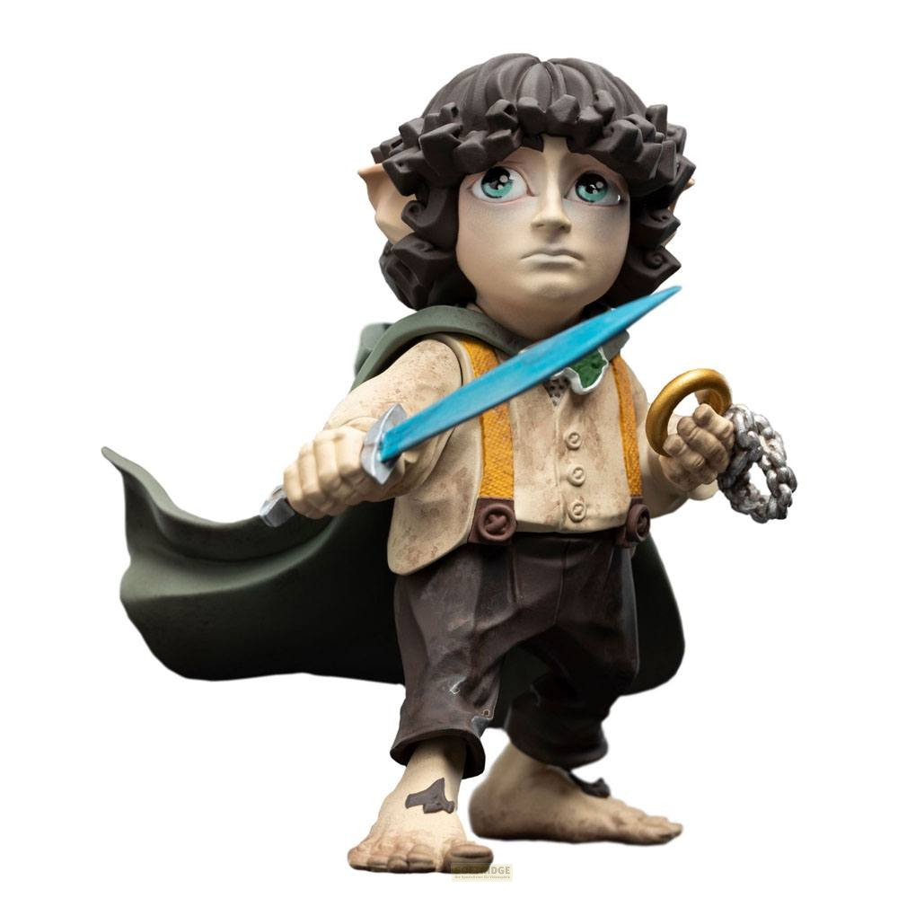 Una figura de Frodo Bolsón sosteniendo una espada azul brillante y el Anillo Único en una cadena.