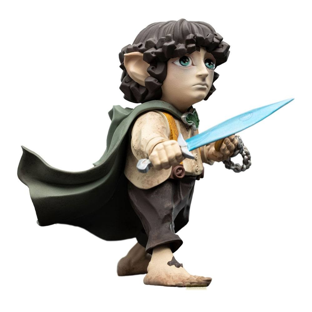 Una figura de hobbit con capa verde sostiene una espada azul.