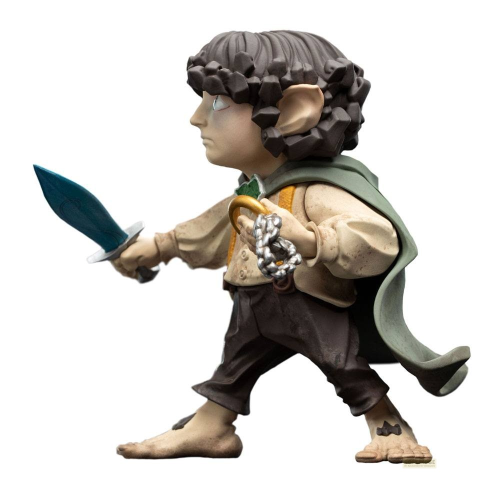 Figurita de un hobbit agachado sosteniendo una espada y una cadena.