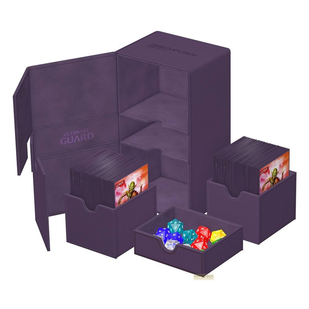 Boîte de jeu de cartes violette avec compartiments ouverts, piles de cartes et dés colorés.