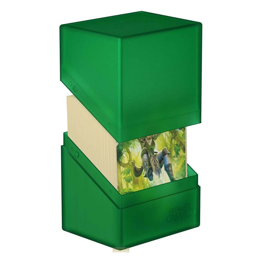 Une boîte de deck verte Ultimate Guard contenant des cartes, avec une scène de forêt sur la carte du dessus.