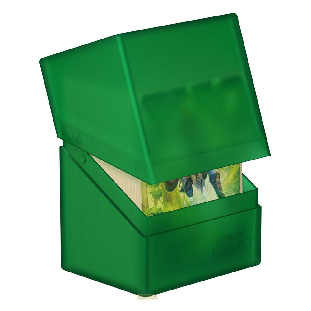 Une boîte de deck Ultimate Guard verte translucide remplie de cartes à collectionner, ouverte sur fond blanc.