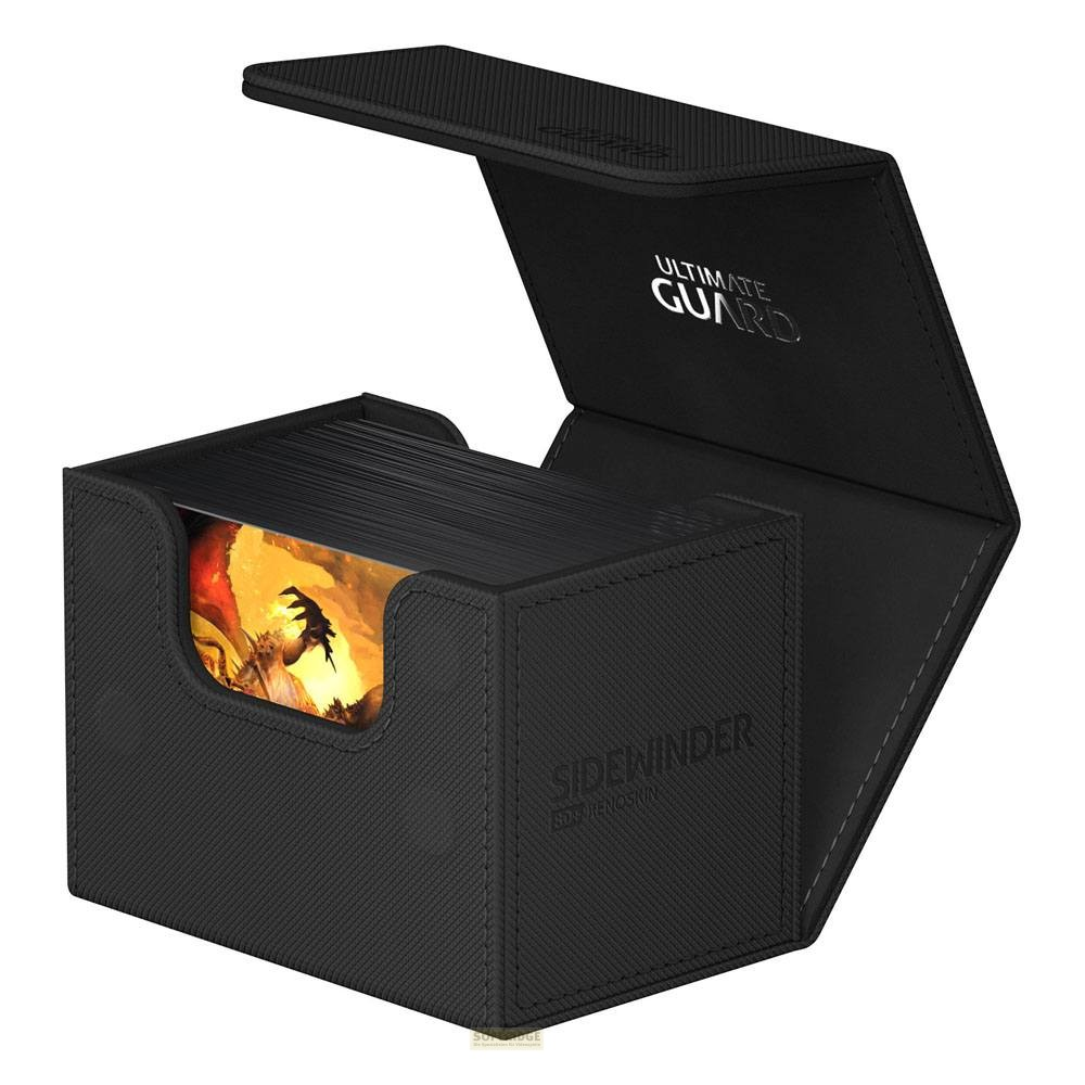 Boîte de cartes noire Ultimate Guard Sidewinder avec couvercle ouvert et cartes empilées.