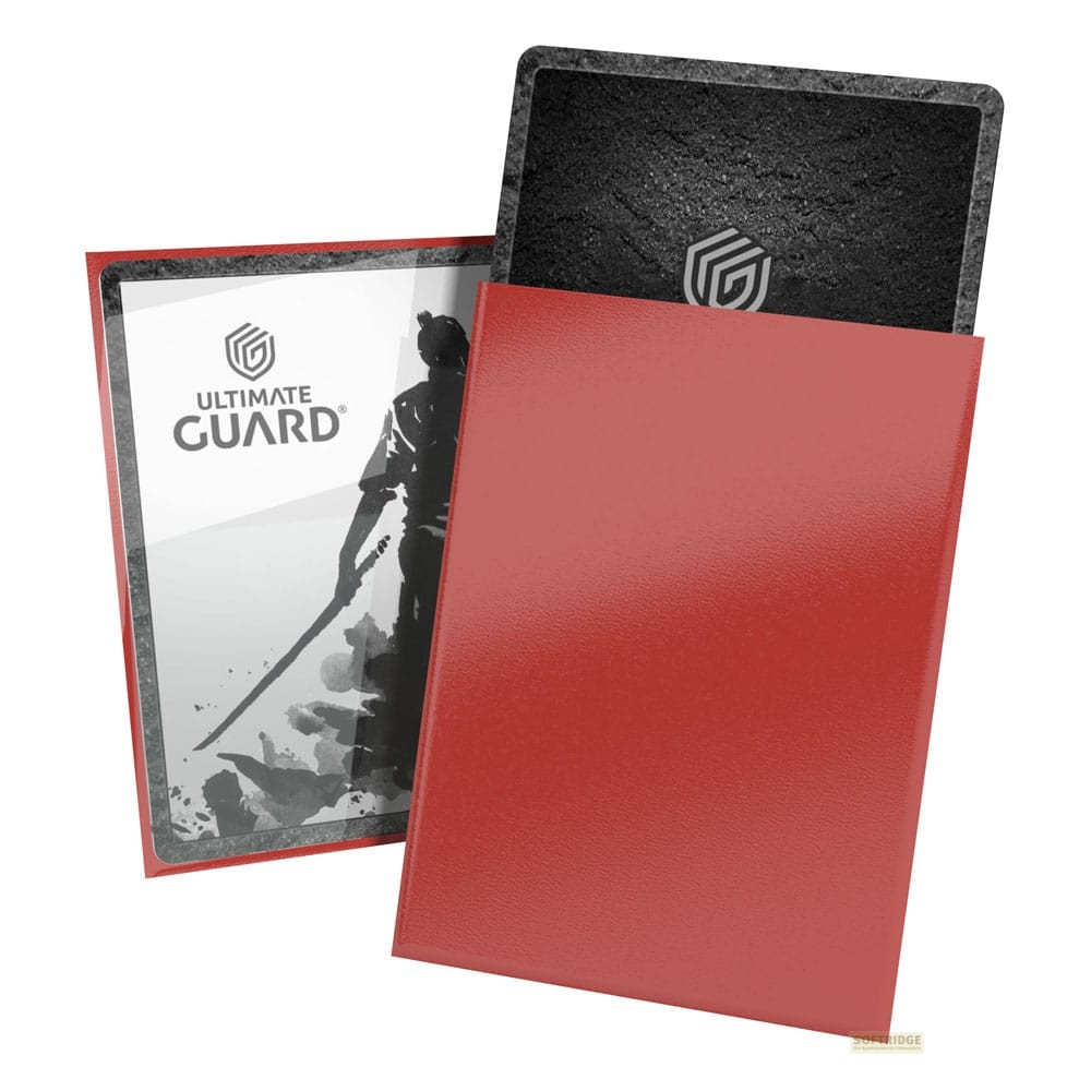 Des protège-cartes rouges Ultimate Guard montrent une carte avec une silhouette de samouraï.