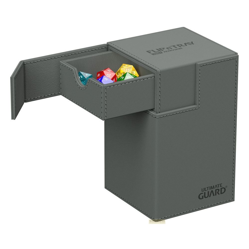Une boîte grise Ultimate Guard Flip n Tray avec un tiroir ouvert et des dés colorés.
