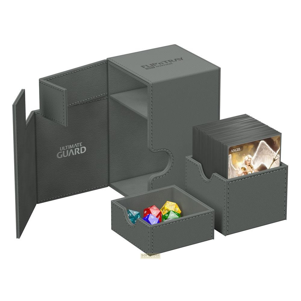 Une boîte à cartes grise Ultimate Guard avec des compartiments ouverts, un jeu et des dés colorés.