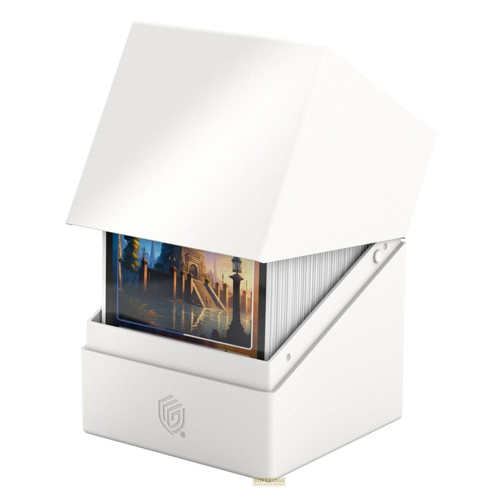 Une boîte de cartes blanche avec un couvercle ouvert contient une pile de cartes à collectionner fantastiques.
