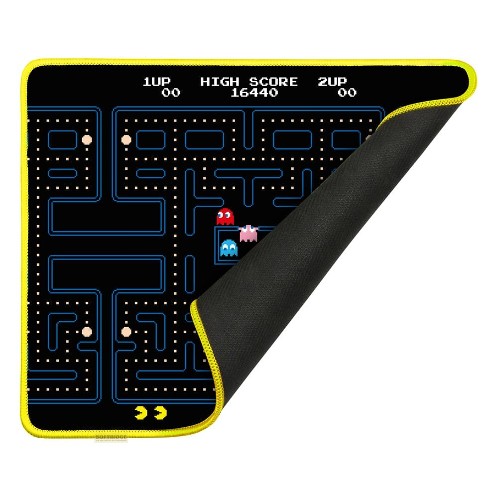Un tappetino per mouse di Pac-Man con bordo giallo mostra un labirinto classico, puntini, fantasmi e Pac-Man.