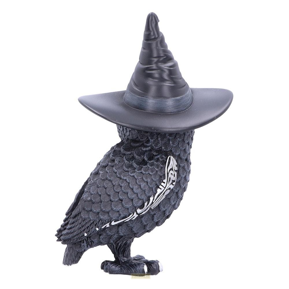 Una figura de búho negro con plumas detalladas lleva un sombrero de bruja sobre un fondo blanco.