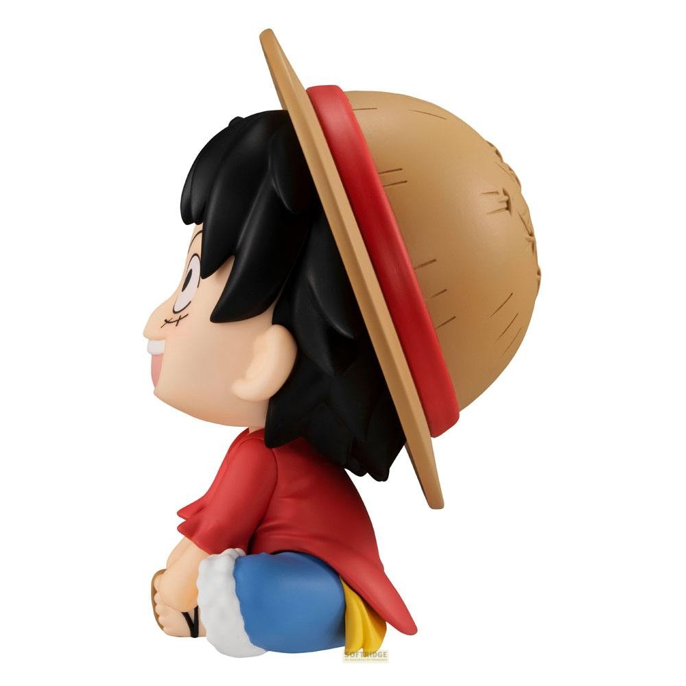 Vista lateral de una figura de anime con sombrero de paja, camisa roja y pantalones cortos azules.