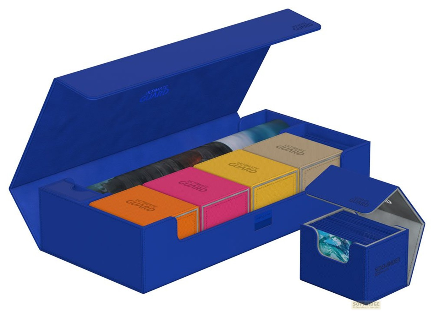 Boîte de rangement bleue Ultimate Guard avec des boîtes de deck colorées et une boîte ouverte.