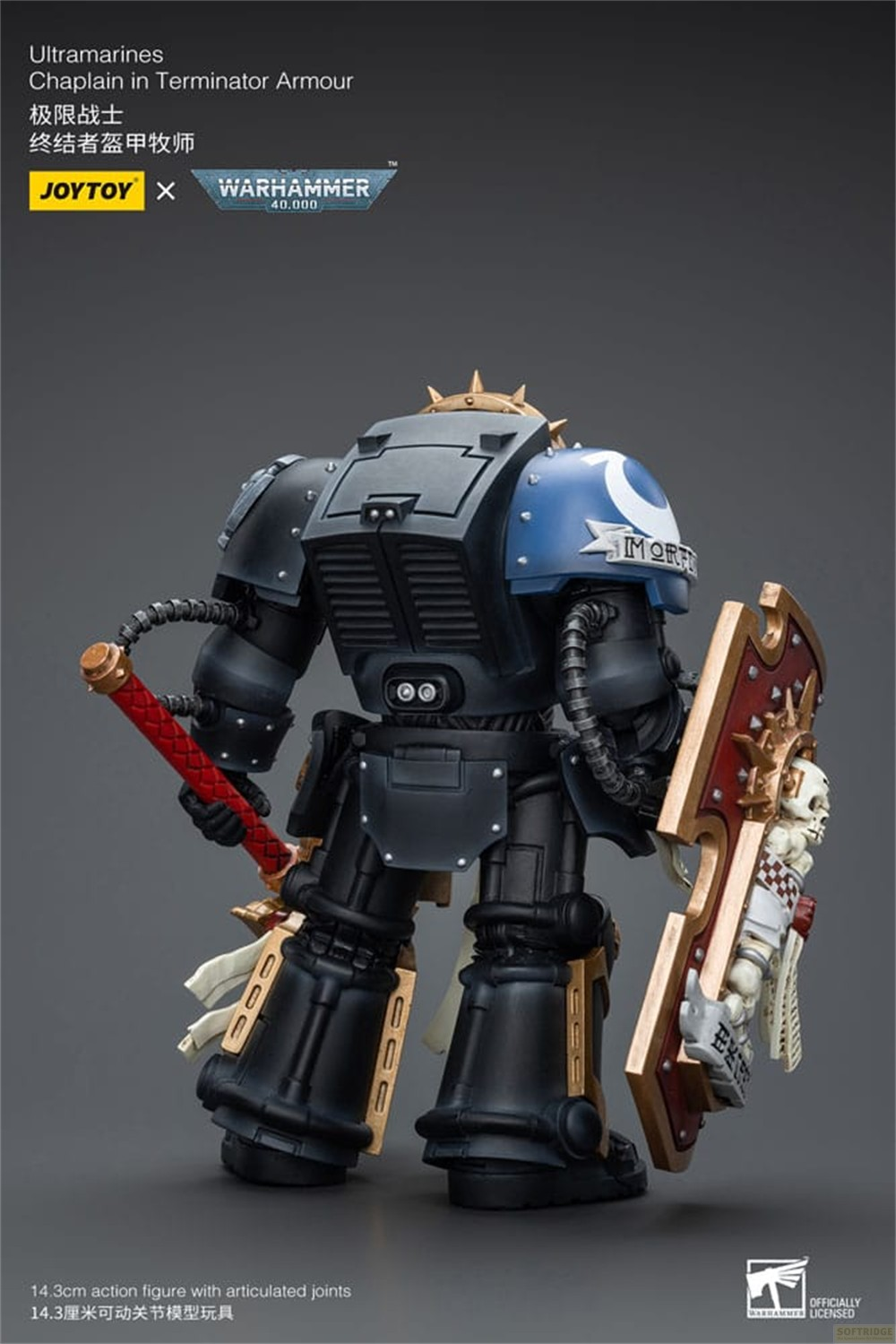 Widok z tyłu czarnej figurki Warhammer 40k Terminator Chaplain z czerwoną laską i ozdobną tarczą.