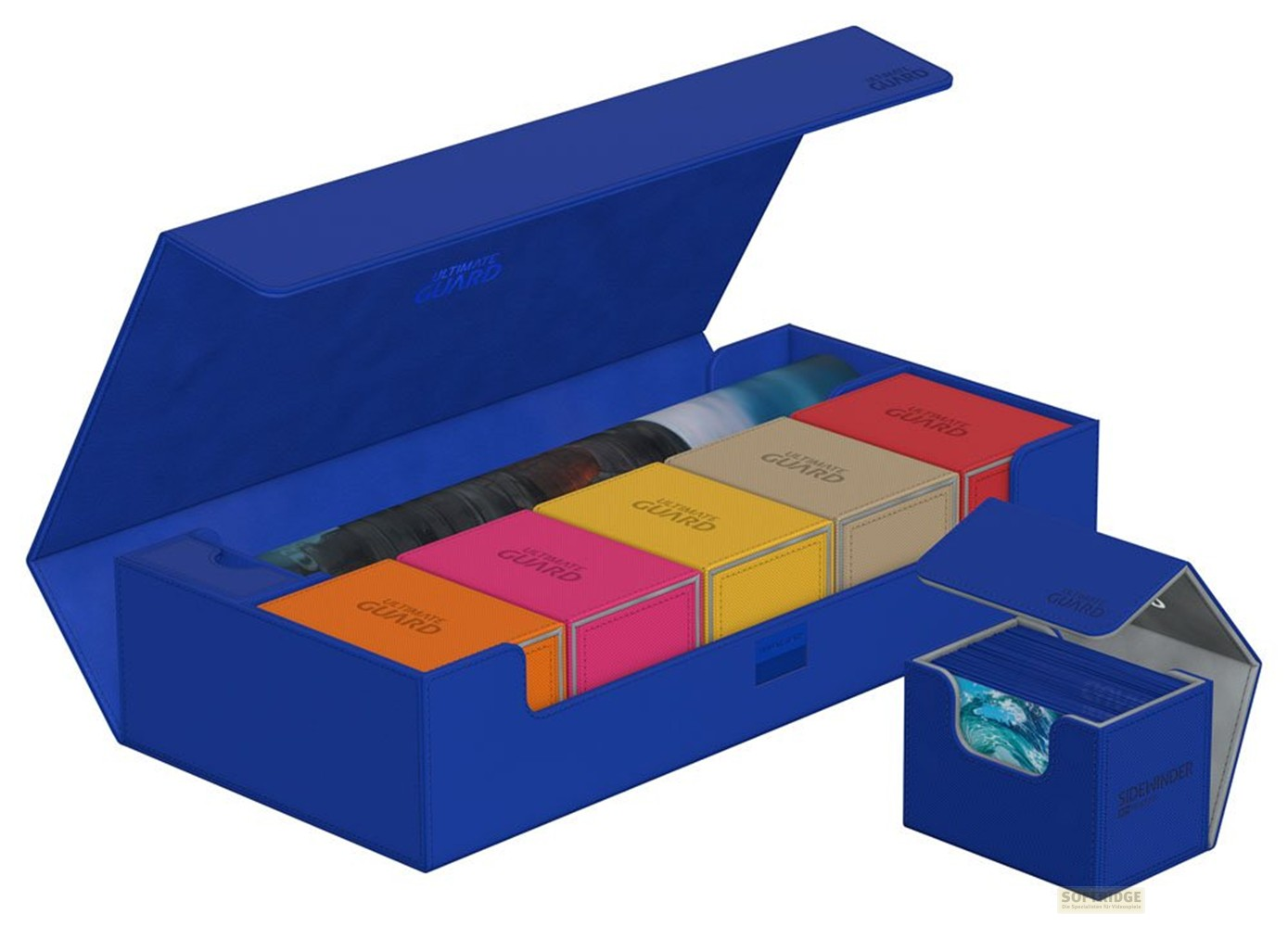 Grande boîte bleue avec couvercle ouvert, contenant des petites boîtes colorées et un tapis.