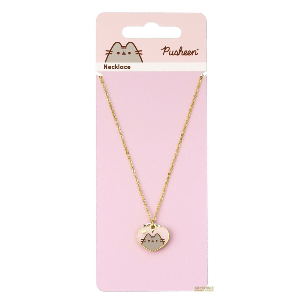 Collar dorado de Pusheen con un dije de corazón en cartón rosa.