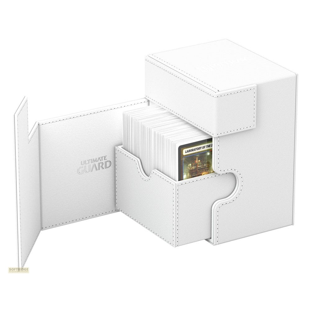 Boîte de deck Ultimate Guard blanche ouverte, remplie de cartes, montrant la finition texturée et le logo.