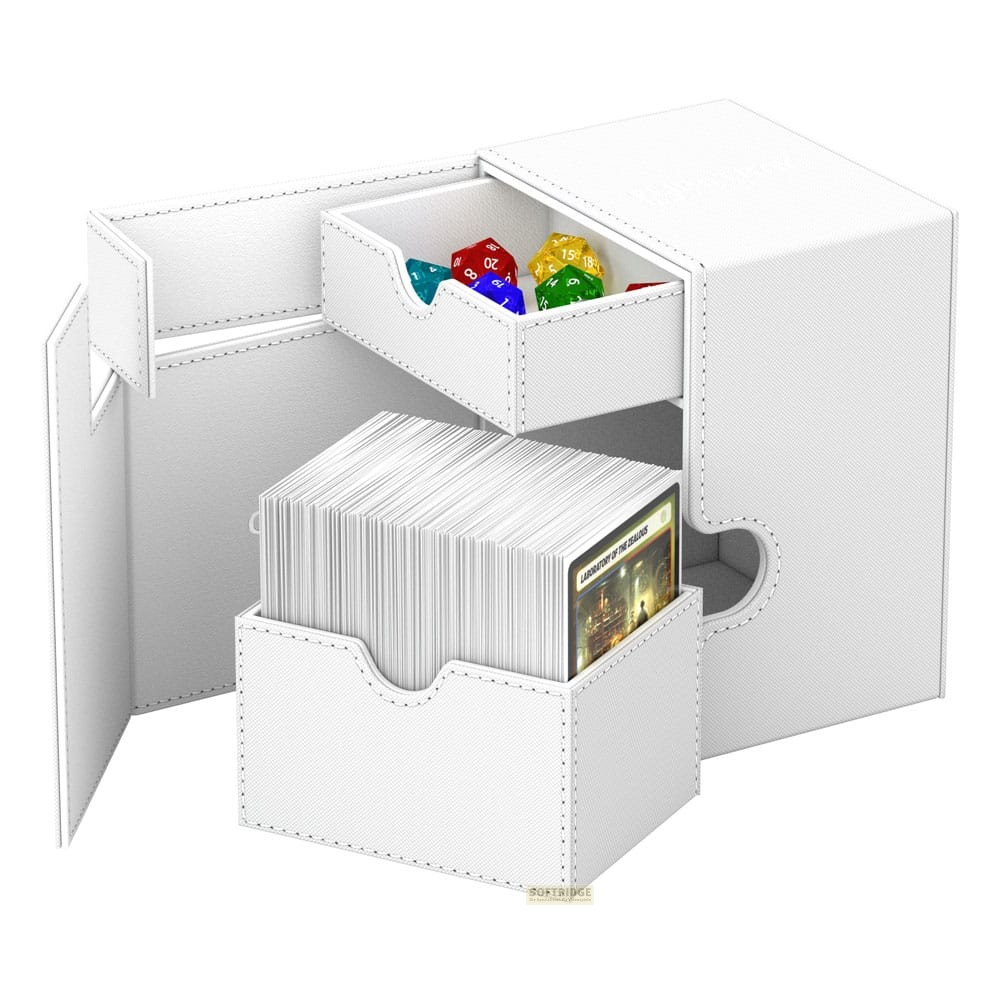 Une boîte en cuir blanc avec des tiroirs ouverts contenant des dés colorés et une grande pile de cartes.