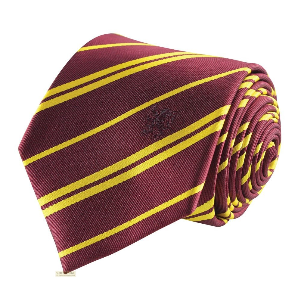 Una corbata burdeos enrollada con rayas diagonales amarillas y un pequeño escudo bordado.