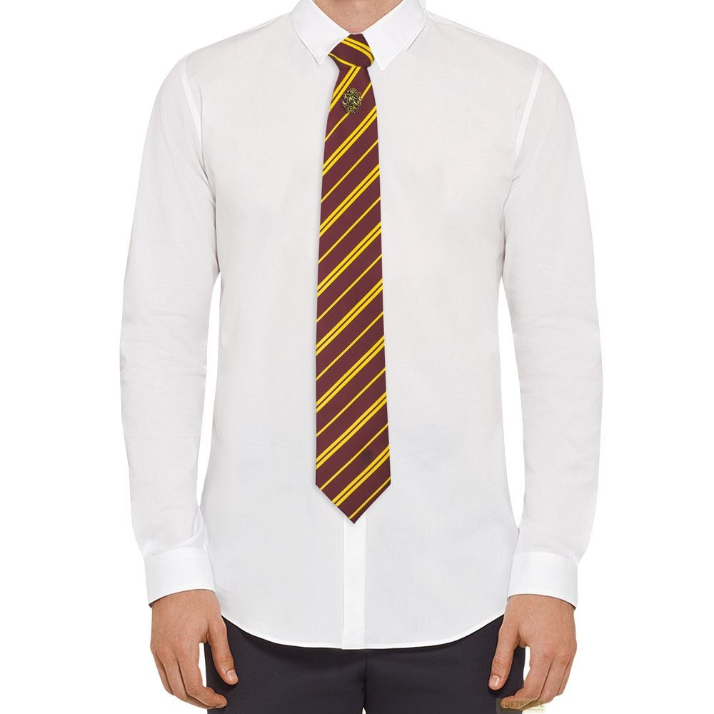 Un hombre con camisa blanca lleva una corbata a rayas granates y amarillas.