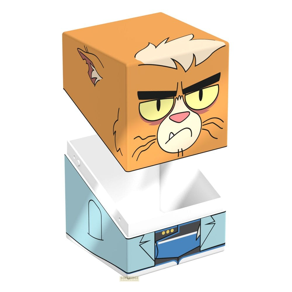 Un jouet cube en bois présente le visage grincheux d'un chat orange avec de la fourrure blanche et un costume bleu.