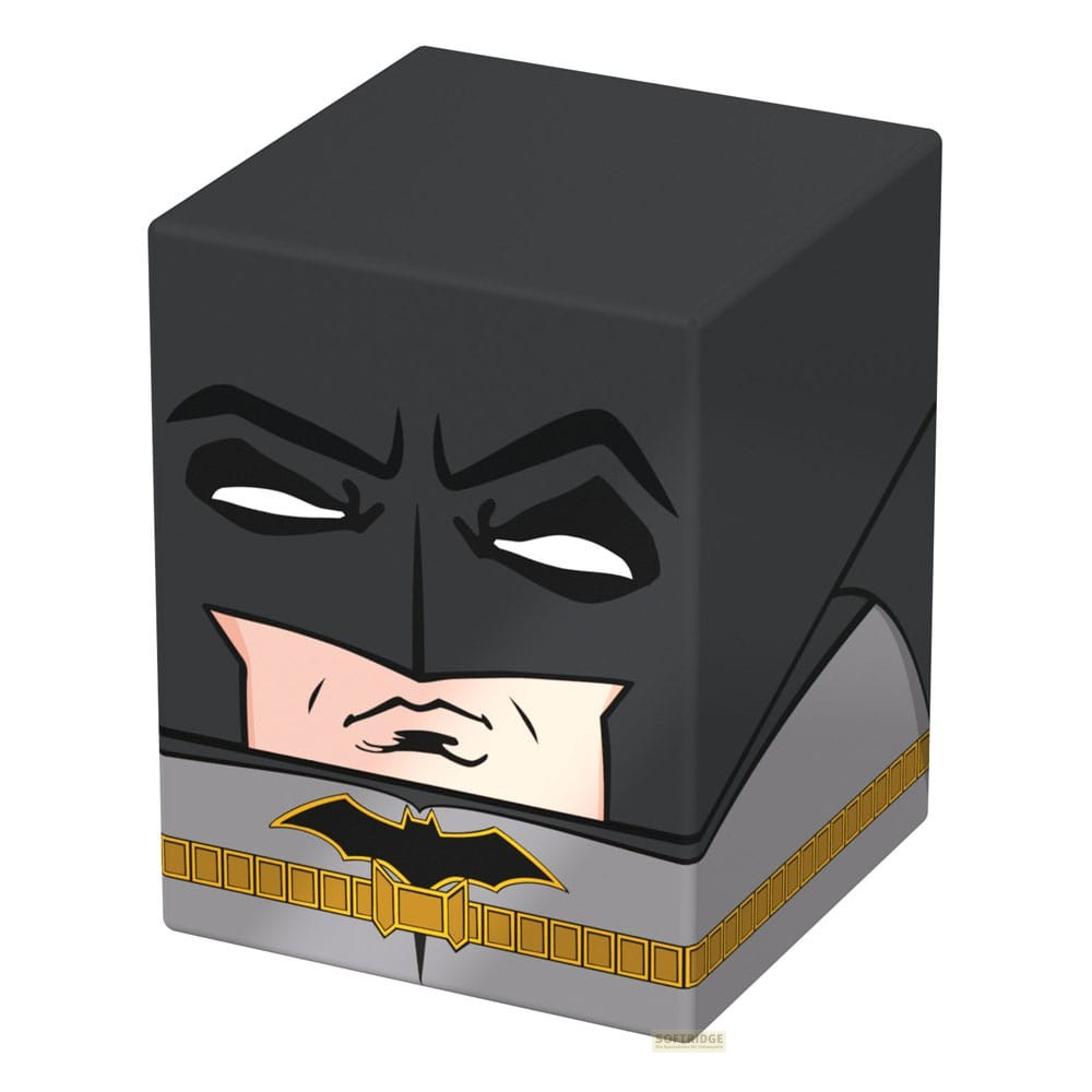 Une boîte de rangement cubique en forme de tête et de torse de Batman avec une ceinture sur fond blanc.