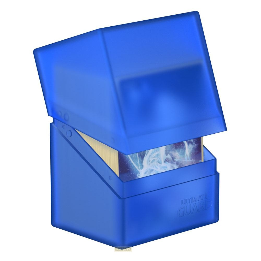 Une boîte de deck en plastique bleu translucide contient une pile de cartes à collectionner.