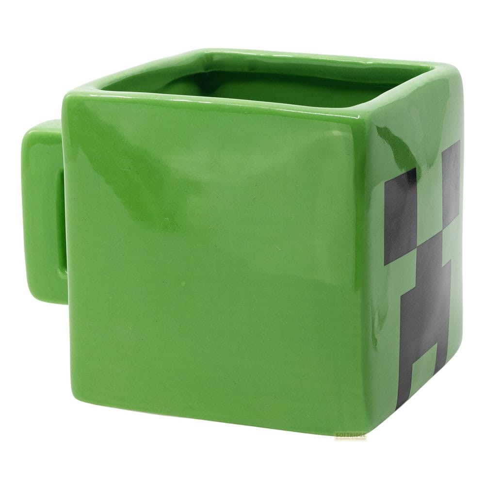 Taza de cerámica verde cuadrada con la cara de un Creeper de Minecraft en el lateral sobre fondo blanco.